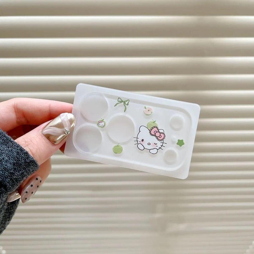 Очаровательная наклейка на объектив iPhone 17 Pro Max: Декор для камеры «Медвежонок и Котенок» с держателем для ручек и наклейками для ногтей!