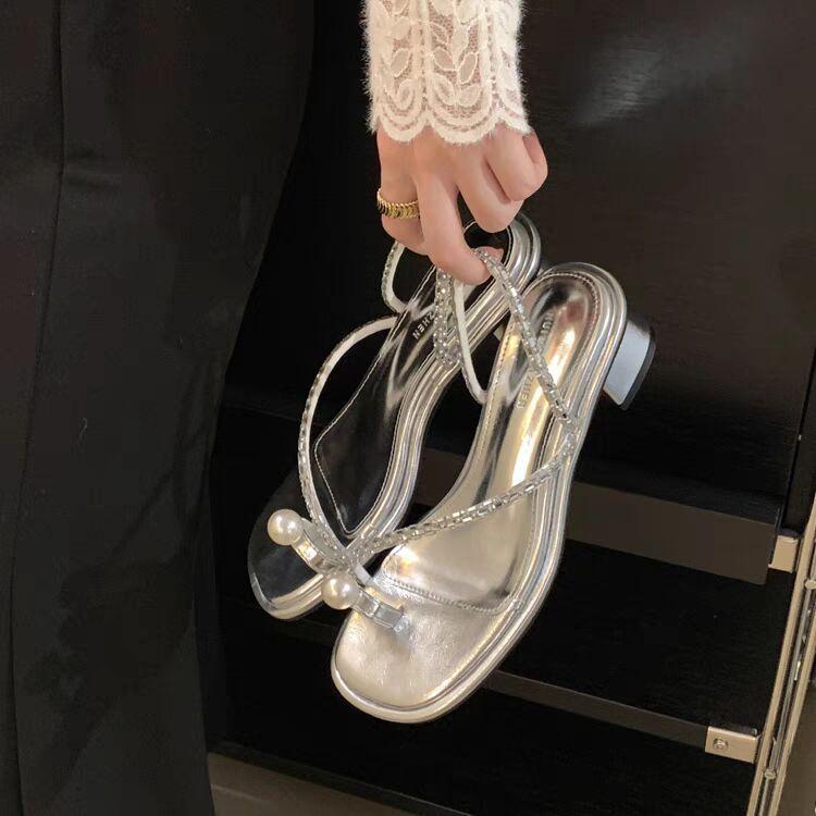 Французские жемчужные сандалии с закрытым носком, крутые тапочки, женская обувь, новинка лета 2025, сандалии на высоком каблуке со стразами серебристого цвета, как у интернет-знаменитостей