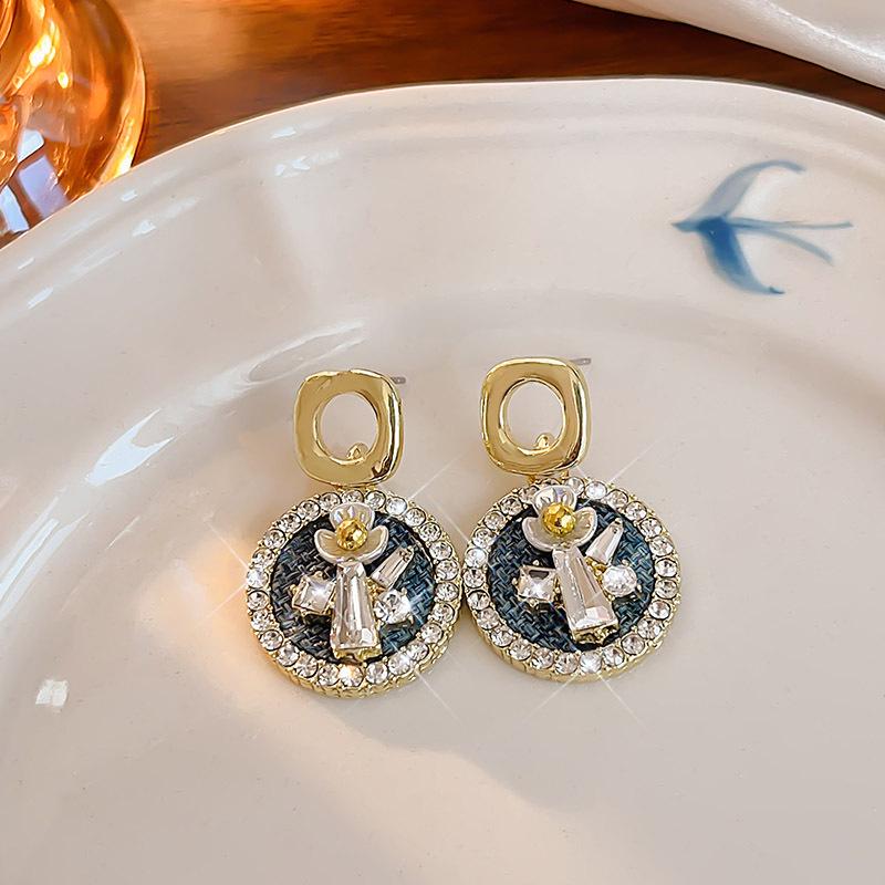 2025 Retro-Inspired Imitation Pearl Earrings: Niche Light Luxury Ear Studs & Pendants