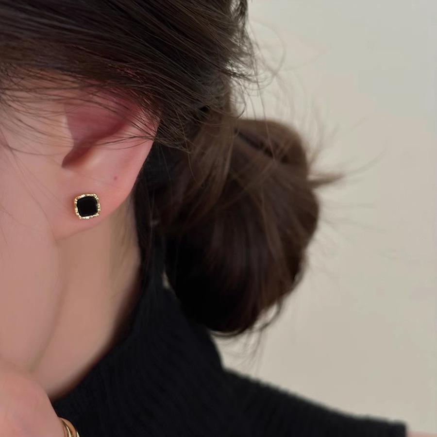 Шикарные черные квадратные серьги-пусеты: Минималистичный, элегантный и универсальный дизайн Silver Needle для женщин.