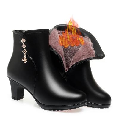 Женские ботинки 2025 года, зимние толстые кожаные ботинки с плюшевой подкладкой, большой размер 41, зимняя обувь на среднем каблуке для пожилых женщин среднего возраста