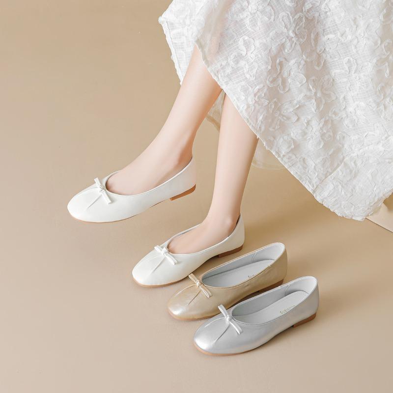 Девушка в туфлях-лодочках с неглубоким вырезом носит бабушкины туфли на плоской мягкой подошве на одной ноге.