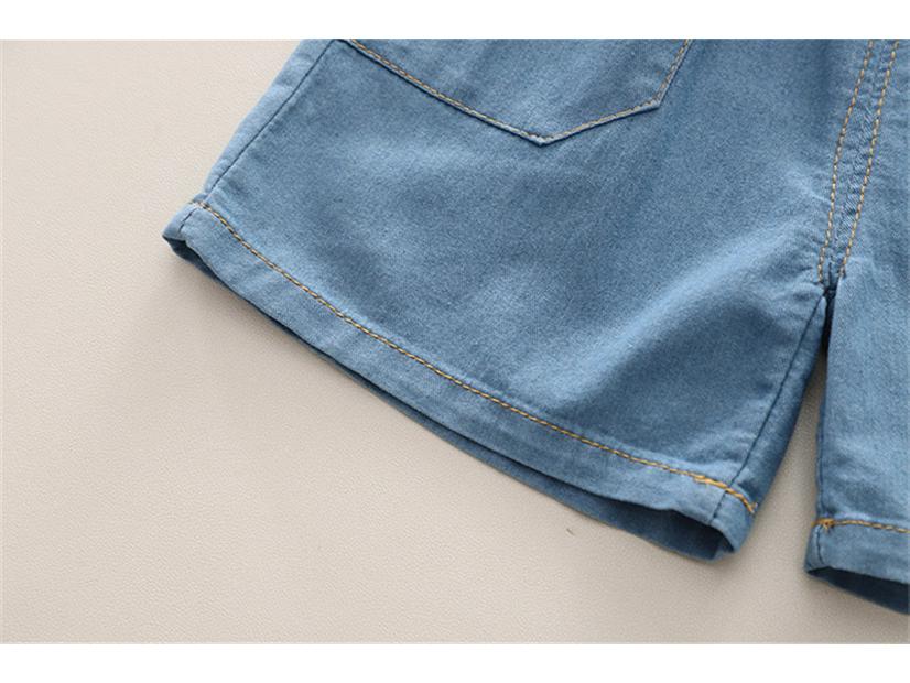 2025 Мальчиковый летний комплект из двух предметов в корейском стиле: джинсовая футболка с коротким рукавом и шорты с мишкой