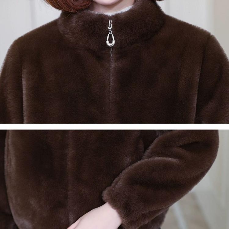 Элегантная и универсальная шуба для женщин среднего возраста на осень и зиму, изготовленная из теплого и мягкого кашемира.