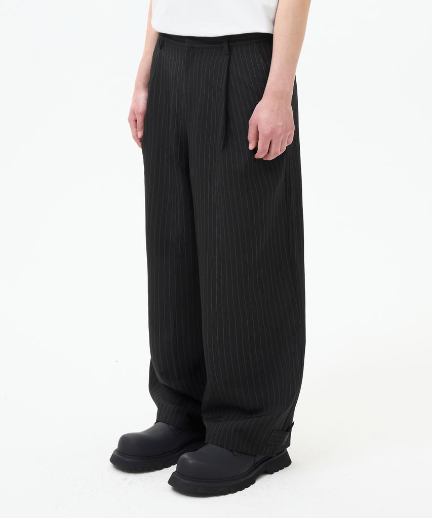 TRILLION One-Pleat Stripe Button Strap Wide Slacks [Black]