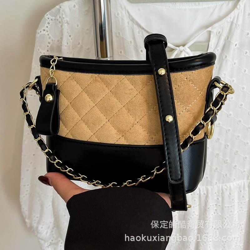 Сумка-цепочка ромбовидной формы женская лето 2025 высококлассная ретро на плечо сумка-мессенджер популярная сумка-ведро