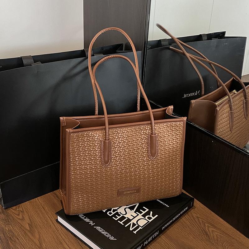 Retro woven bag women's large capacity 2025 new autumn and winter casual shoulder underarm bag popular commuter tote bag