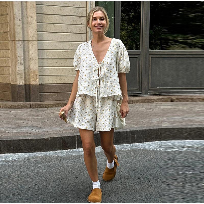 Повседневный принт Шнуровка Женский комплект рубашки Короткий рукав V-образный вырез Топ Широкие брюки с высокой талией Женские шорты Новинка Праздничный костюм