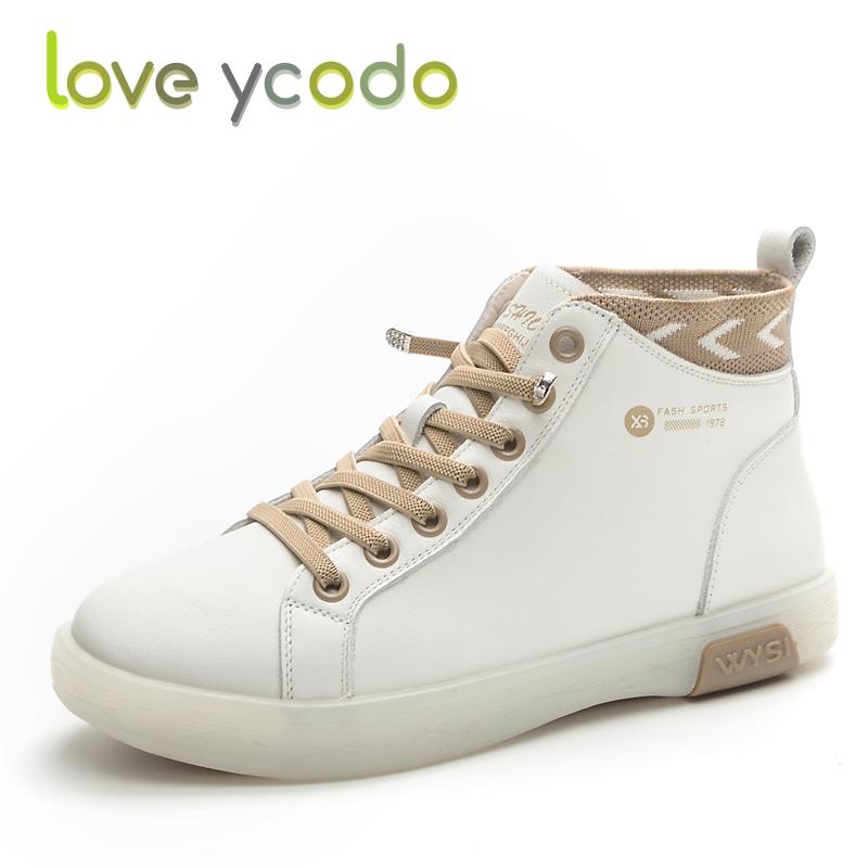 Пара женских осенне-зимних стильных и удобных ботильонов из натуральной кожи на плоской подошве