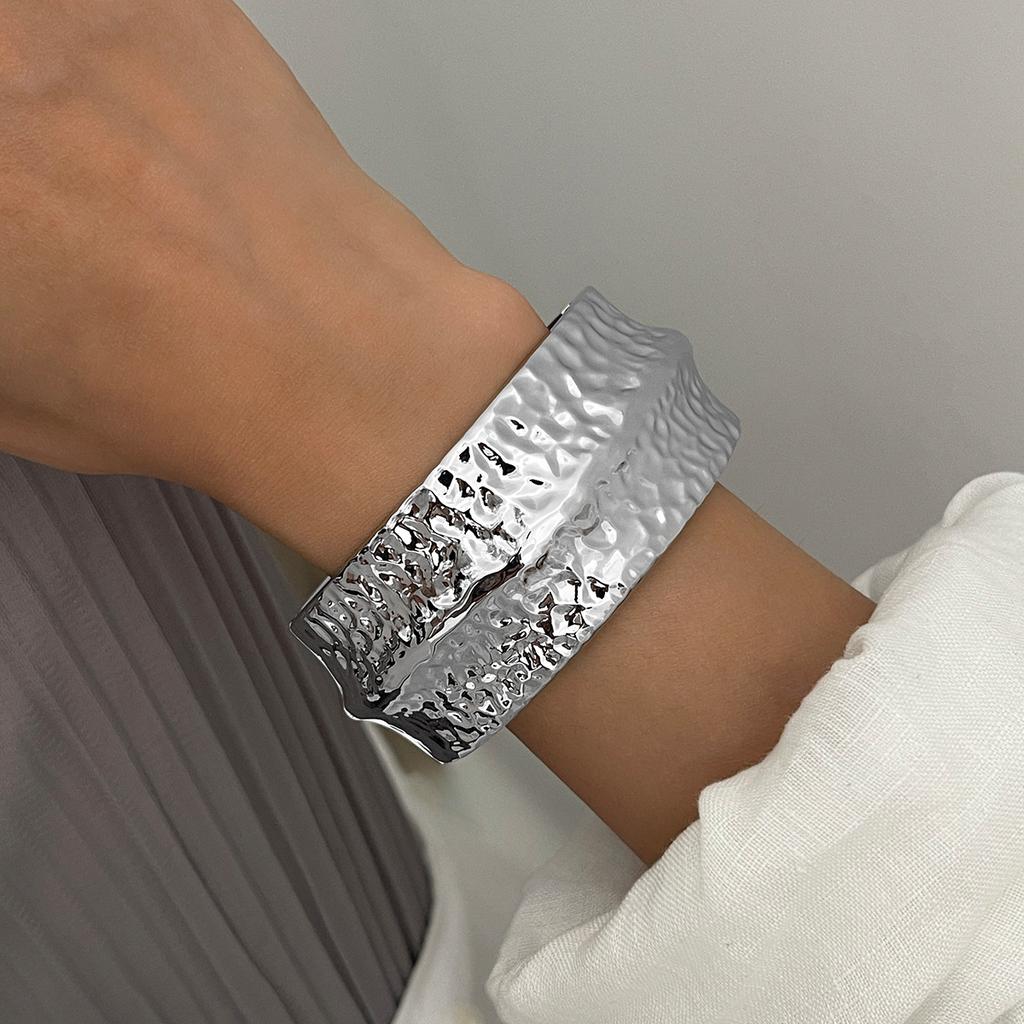 Accessories Retro Wide Face Personalized Hammer Bracelet High Color Retention Electroplating Alloy Design Sense Ladies Bracelet