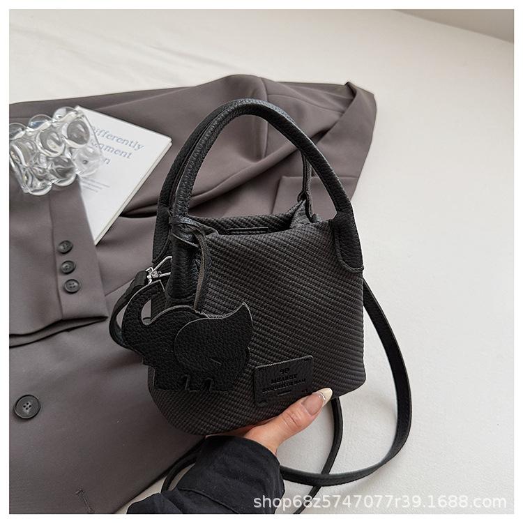 Korean version ins trendy fashion bucket bag women's 2025 spring simple and versatile shoulder bag high-end casual women's bag