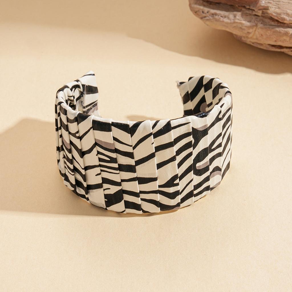 Sexy Leopard Print Cuff Bangles for Women 2025 Trendy Classic Leather Zebra Print Bracelet Wedding Pendant Jewelry Gift