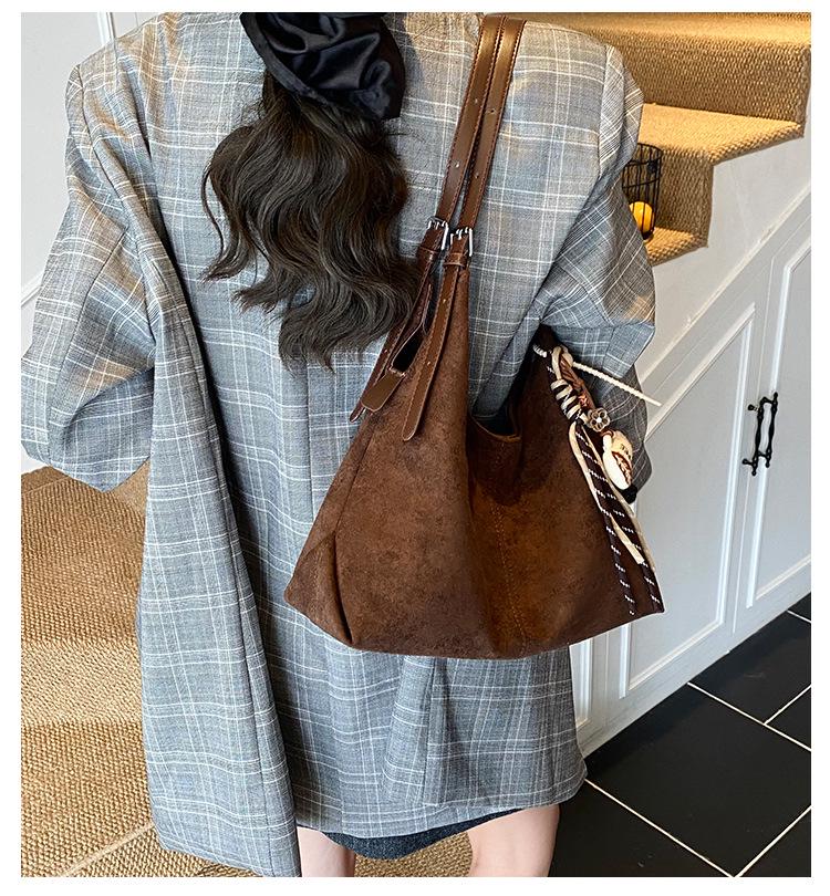 Стильная замшевая сумка-тоут на одно плечо в стиле ретро: Универсальная сумка-мессенджер большой вместимости