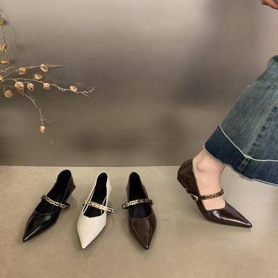 Остроносые туфли-лодочки на низком каблуке женские 2024 осень новые корейская версия ретро пряжка на ремешке с юбкой туфли Мэри Джейн с мелким вырезом