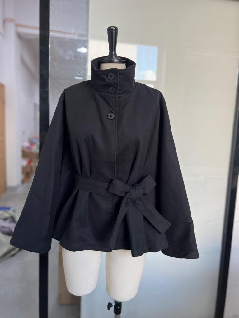 Женское короткое шерстяное пальто-накидка 2025 года с воротником-стойкой и поясом