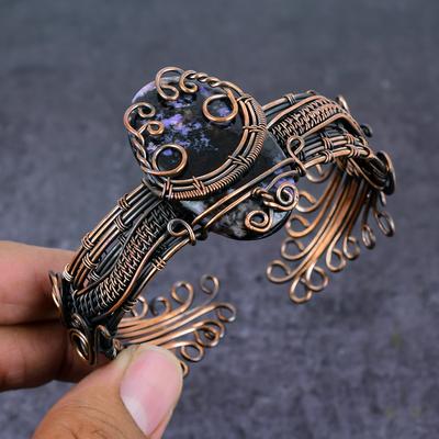 Браслет-манжета из натурального русского драгоценного камня чароит с медной проволокой, регулируемый K1T66