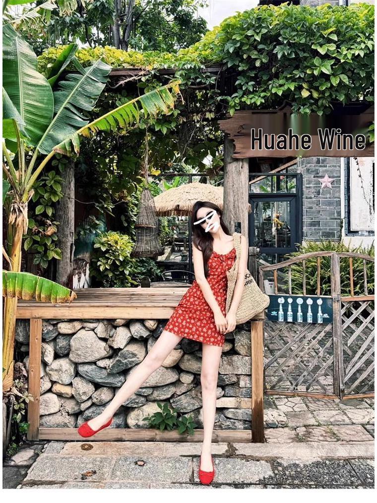 Женское французское ретро красное платье с цветочным принтом на бретелях-спагетти - издание начала весны 2025 года, дизайн для стройности талии.