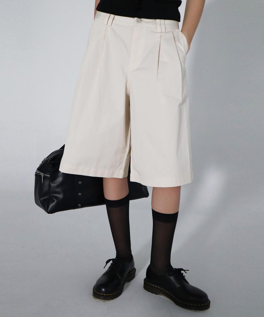 CHICKS Double-Tuck Wide Bermuda Pants Ivory