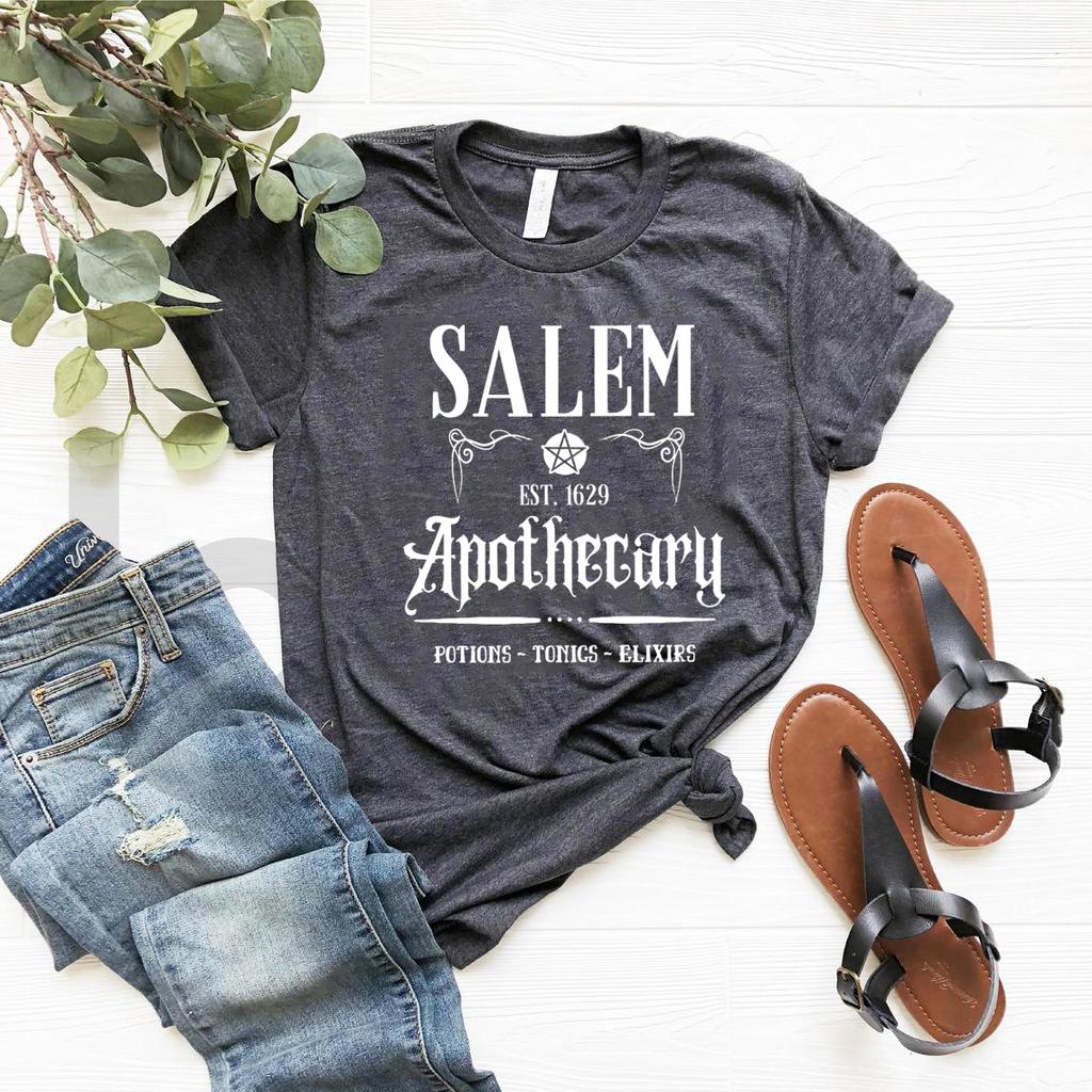 Футболка Salem Apothecary Футболка на Хэллоуин Футболка с изображением ведьм Футболка с изображением сестер-ведьм Смешная футболка на Хэллоуин Женские футболки Графические футболки