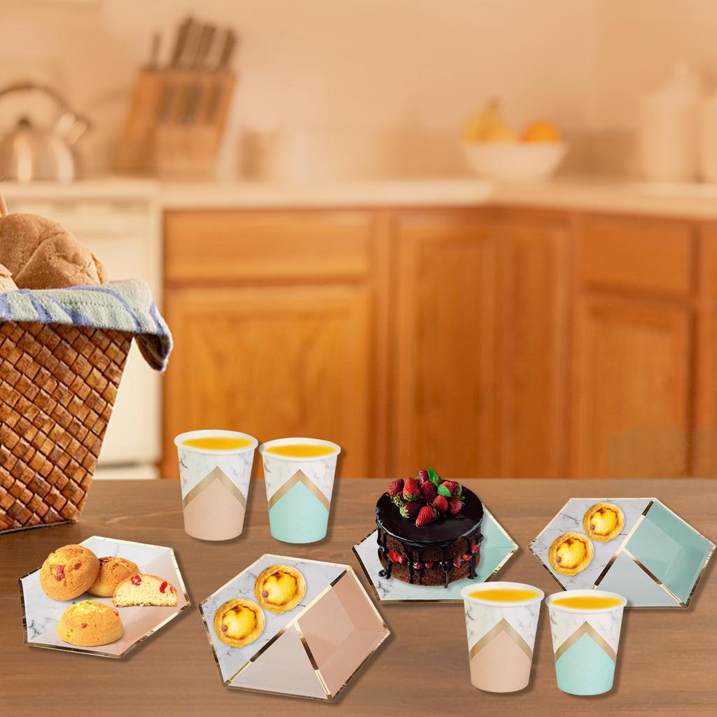 Набор одноразовой посуды на 8 гостей. Одноразовая бумажная посуда с мраморным узором. Шестиугольные тарелки.