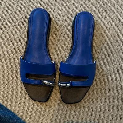 Версия из коровьей кожи~ Корейская версия шлепанцев с металлическим кольцом-пряжкой, плоской подошвой и разделенным носком, женская обувь, летние прохладные шлепанцы 2025 года