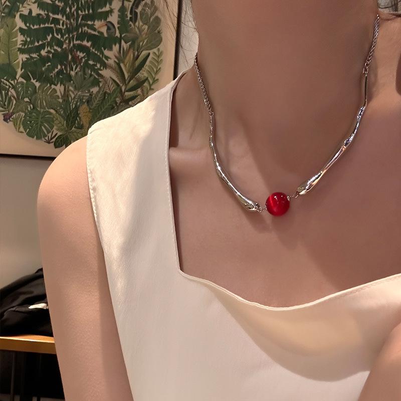 Clear and Cool Red Bean Necklace, Light Luxury and High-end, Collarbone Chain, Personalized and Niche Design, Short Necklace