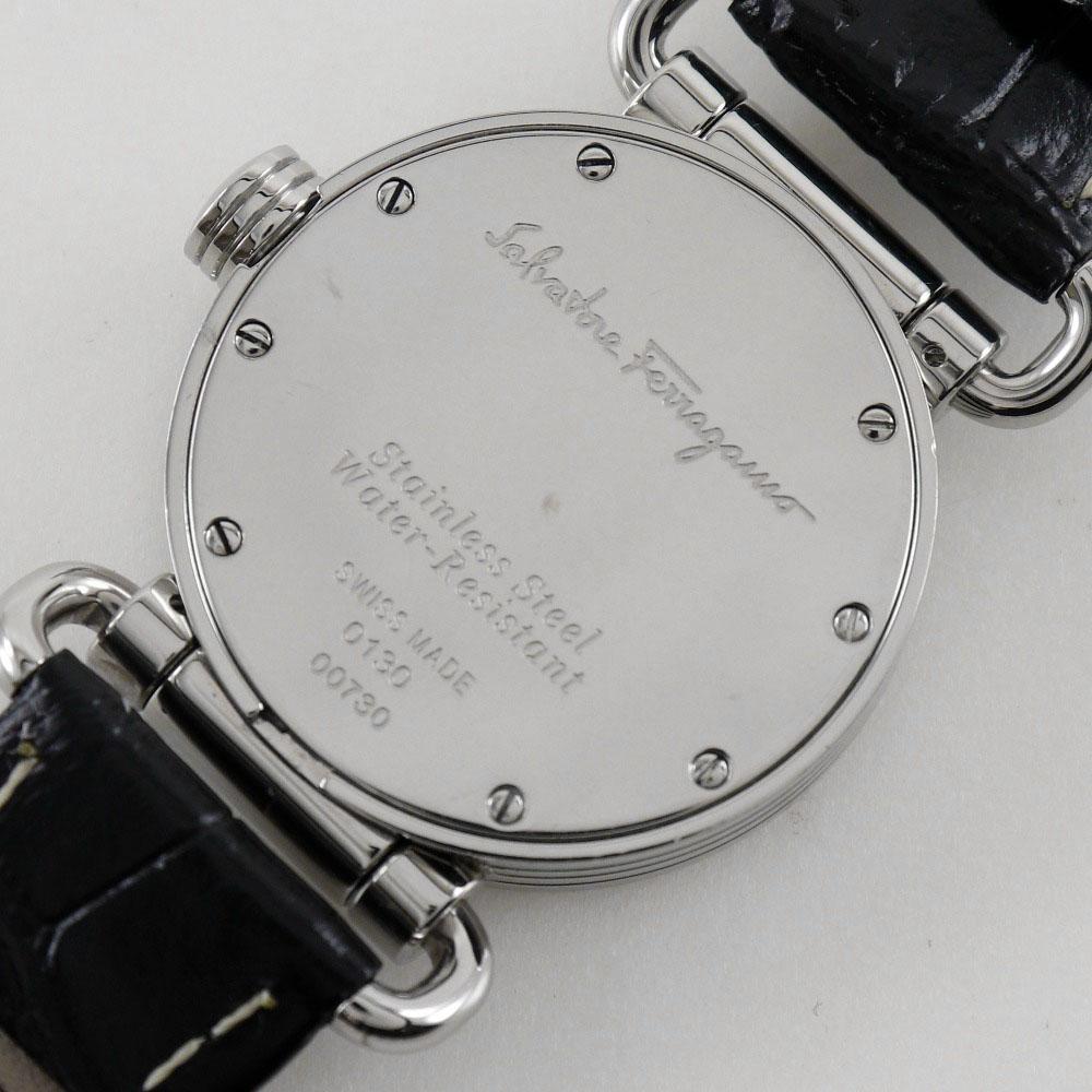 Salvatore Ferragamo Часы белый циферблат Нержавеющая сталь/кожа Кварцевые Аналоговый дисплей Женские Б/у