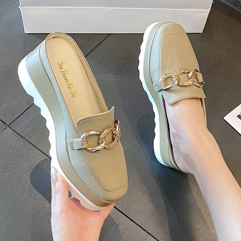 Модные женские туфли-мюли на танкетке с металлической цепочкой 2024 года, летние тапочки на толстой платформе, женские повседневные мокасины из искусственной кожи с толстой подошвой, большие размеры