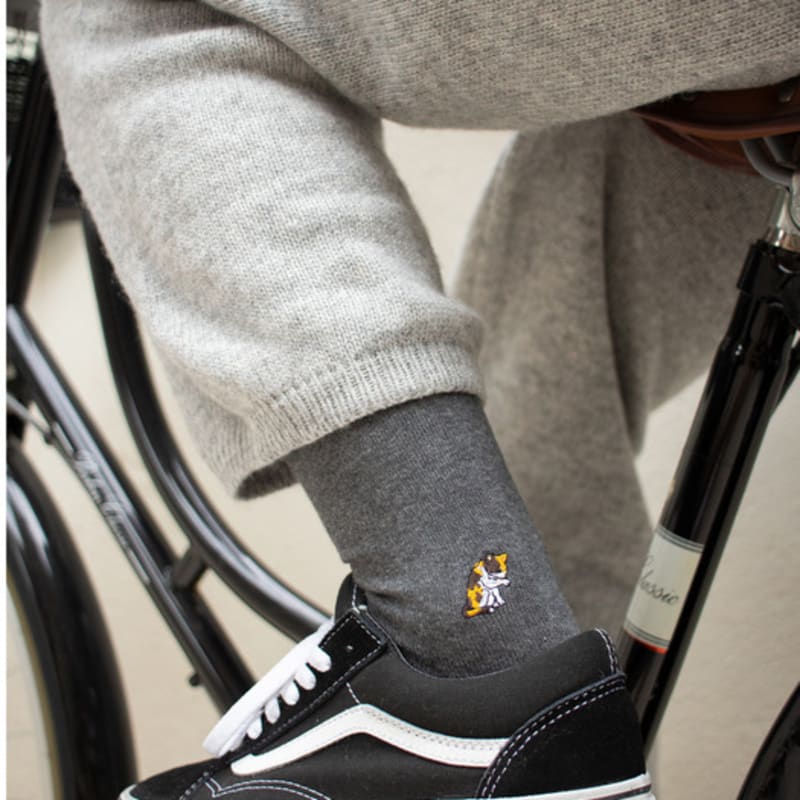 Носки с вышивкой «SNOOZY Calico Cat» (Темно-серый)