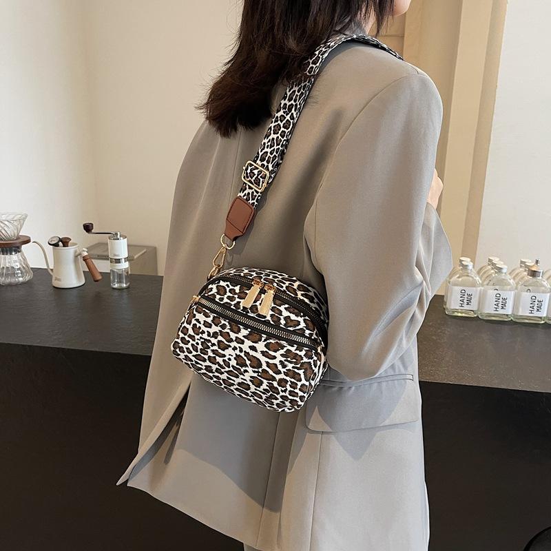 New Classic Fashion Women's Bag Leopard Print Versatile Messenger Bag Commuter Women's Bag Shoulder Bag Diagonal Span Bag Tide