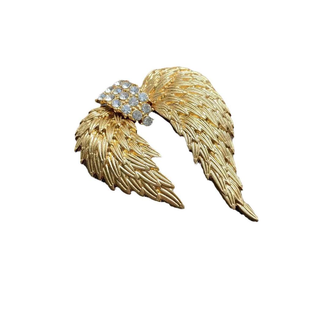 Elegant Gold-Plated Vintage Wing Brooch: Retro 3D Design for Suits and Coats