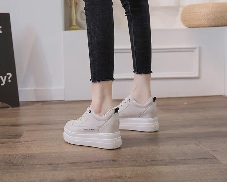 Женские белые кроссовки на платформе — корейский стиль 2020 года, натуральная кожа, увеличенная внутренняя высота, повседневный и универсальный дизайн