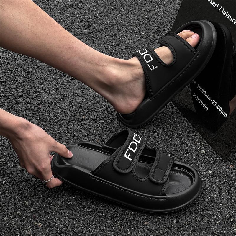 Модные универсальные сандалии для дома и улицы для мужчин 2025 Новые мужские шлепанцы из ПУ кожи Мужская обувь слипоны Нескользящая удобная домашняя обувь