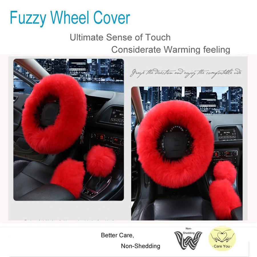 Пушистая оплетка на руль, чехол на рычаг переключения передач и чехол на рычаг стояночного тормоза.