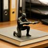 Подставка для ручек "Герой на коленях", 3D-печатный настольный органайзер в темном стиле, Держатель для карандашей в виде фигурки действия для офиса, Коллекционный подарок
