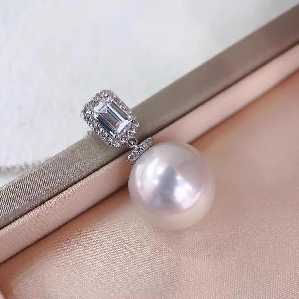 Классическое ожерелье из пресноводного жемчуга Чжуцзи с большим квадратным кулоном