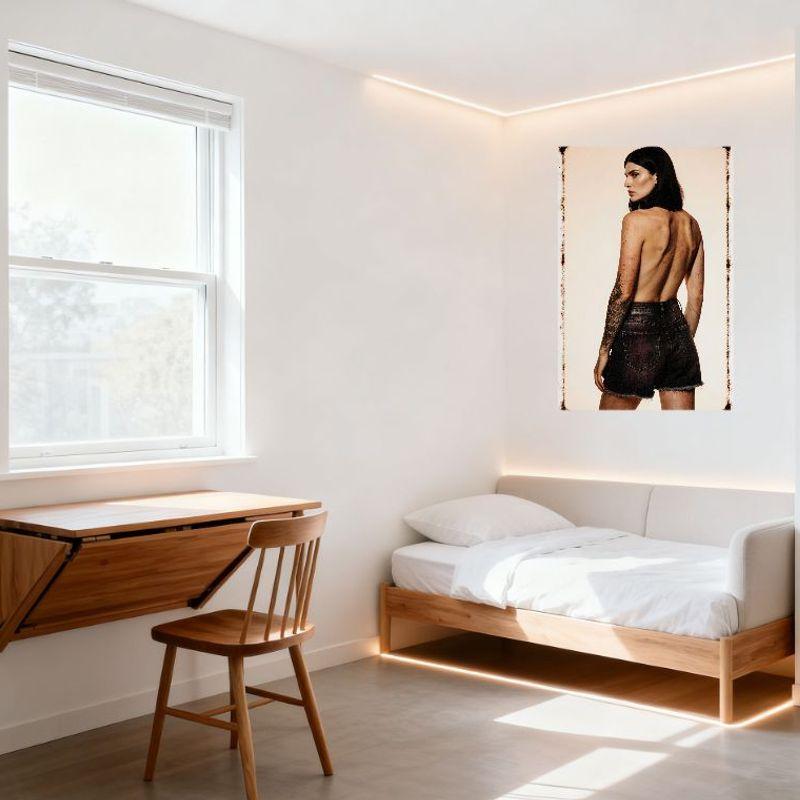 Сексуальная Винтажная Татуированная Женщина Металлическая Жестяная Вывеска, Длинные Темные Волосы, Джинсовые Шорты с Высокой Талией, Рваные Края, Веснушчатая Кожа, Контуры Спины,