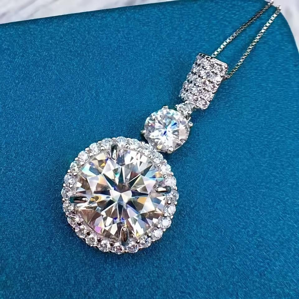 Silver Plating Plated, 6-carat Stunning Green Synthetic Pendant Necklace - VVS Clarity, Fashionable and Avant-garde Men's
