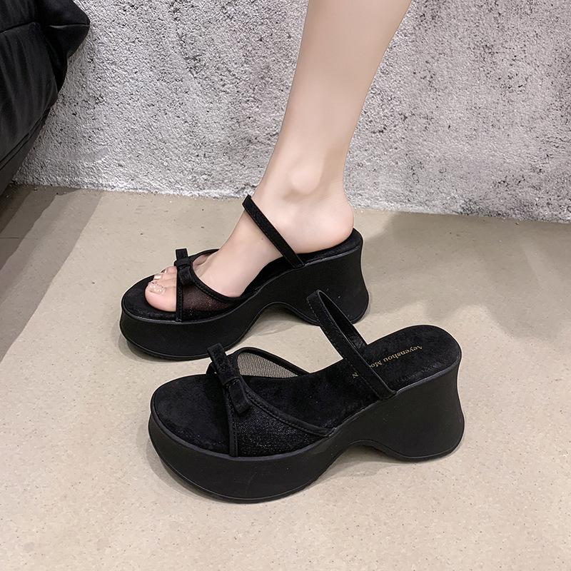 Тапочки универсальный нежный темперамент модные толстоподошвенные пляжные с крутыми тапочками женские лето 2025 новые сандалии-юбка