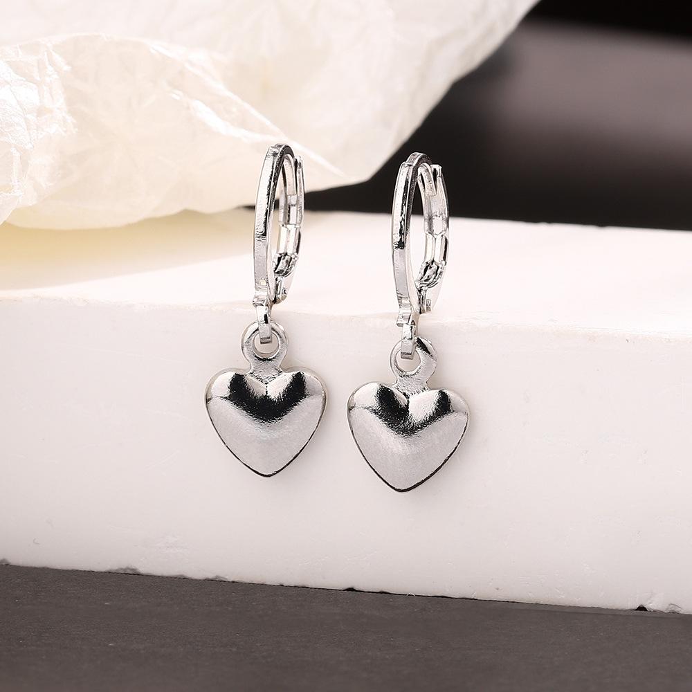 Глянцевые серьги-клипсы в форме сердца, Универсальные, Элегантные, Модный темперамент, Женственные серьги Iu в том же стиле, Простые и маленькие серьги с сердечками.