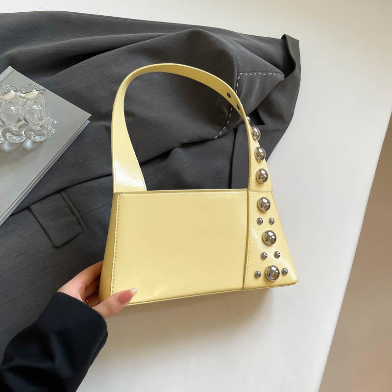 2025 лето новые женские сумки нишевые сумки персонализированные высокая ценность модные сумки на плечо с заклепками трендовые сумки женские