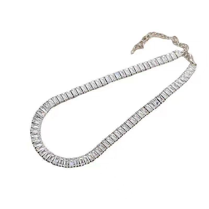 Elegant High-End Zircon Necklace - Simple, Fashionable, Short Clavicle Chain with a Distinctive and Stylish Design.
