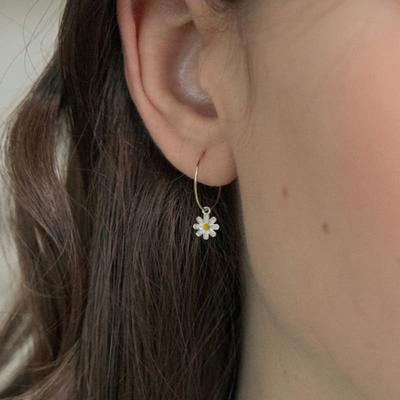 MERRYMOTIVE [Серебро] Серьга-кольцо с цветком маргаритки