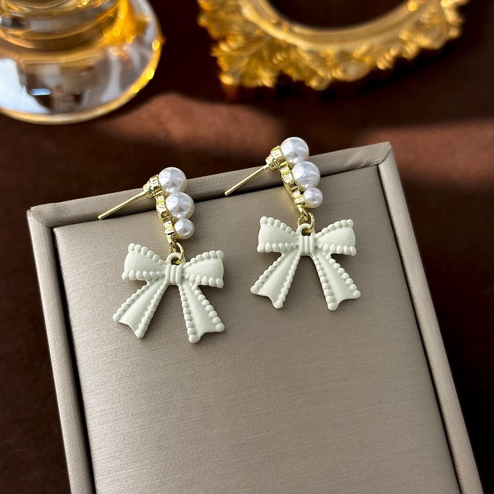 «Серьги-бантики из серебряных игл с жемчугом и цирконием»: Нишевый дизайн, стильный и универсальный, легкий роскошный аксессуар высокого класса.