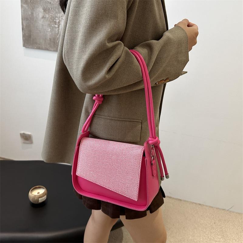 Красивая повседневная маленькая квадратная сумка, модная нишевая женская летняя новая портативная персонализированная сумка, повседневная сумка подмышку