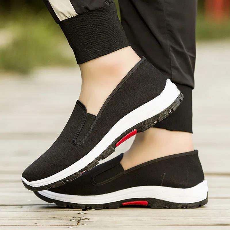 Старые пекинские матерчатые туфли мужские рабочие туфли износостойкие рабочие грязеотталкивающие повседневные туфли с одной педалью черные матерчатые туфли на мягкой подошве папины туфли