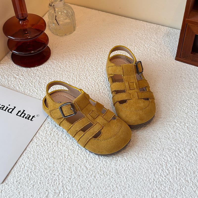 New summer styles of children's shoes: girls' open-toe sandals with soft soles, and boys' casual, versatile Birkenstock-style shoes