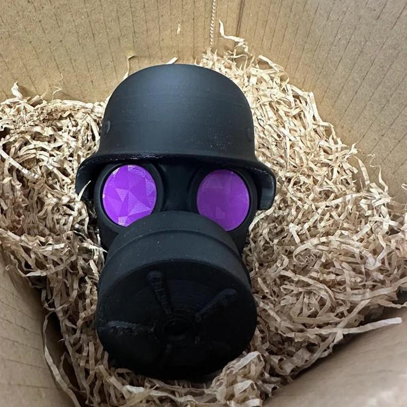 Крышка сцепного устройства с 3D-печатным стальным шлемом и противогазом. Крышка шара сцепного устройства. Предотвращает ржавление приемной трубы.