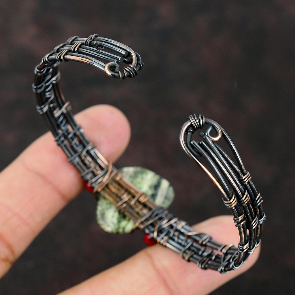 Браслет-манжета из зеленого швейцарского опала Красные коралловые бусины Манжеты из медной проволоки Ювелирные изделия из камня Регулируемые манжеты Браслет ручной работы Браслет из проволочной обмотки