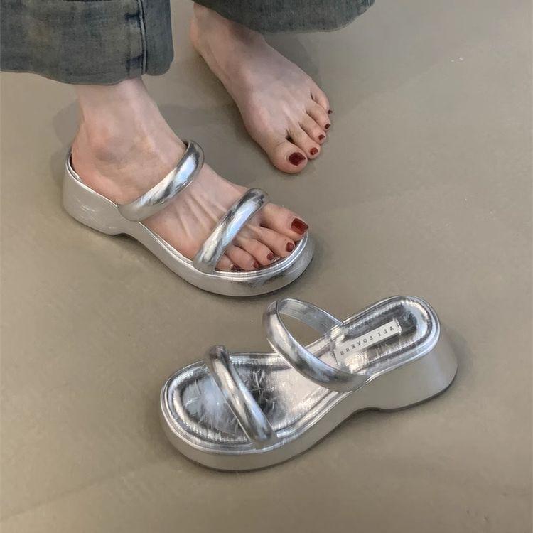 Нишевые леопардовые крутые тапочки женская обувь для улицы 2025 новые модели с юбками, на танкетке, на толстой подошве для увеличения роста, сандалии с римскими перемычками